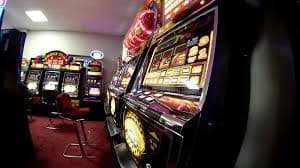 Antarmuka permainan live dealer dengan studio multi-kamera
